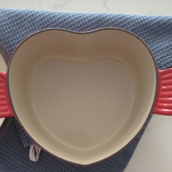 Le Creuset Red Heart-Shaped Dutch Oven - Picture 4 of 5